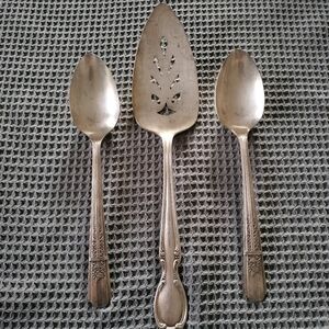 William Rogers Vintage Silverplated 1 Pie Server 2 Spoons Wild Rose Oneida